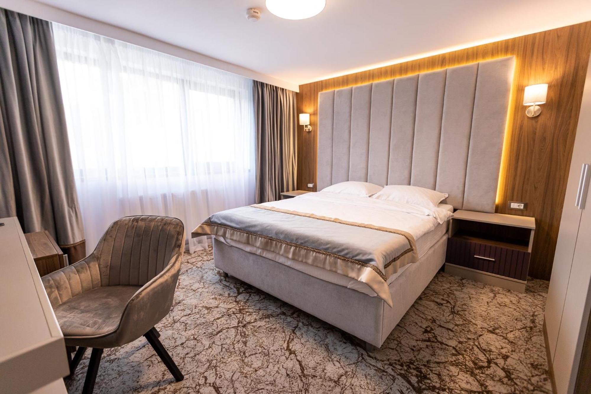 Hotel Bloom Caciulata Luaran gambar